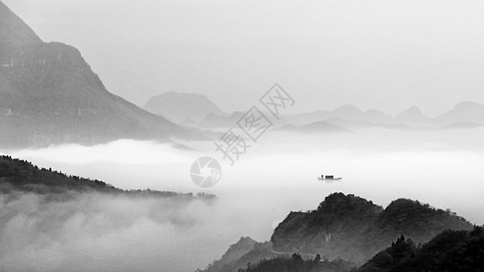 黑色和白色大雾水墨效果的中国山水风光背景