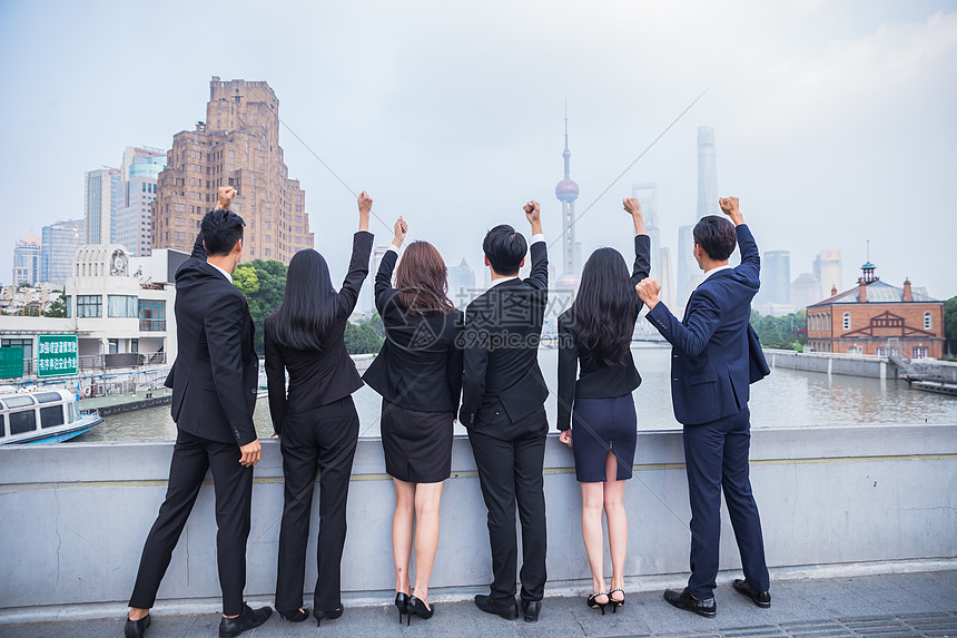 商务团队在外滩举拳的背影