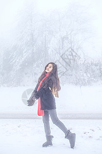 雪地里的女性写真图片