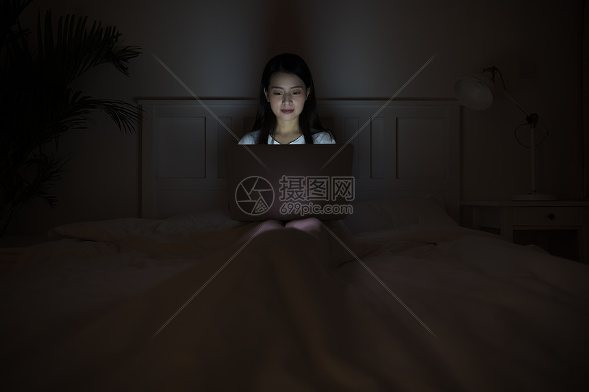 深夜熬夜用电脑的女生图片