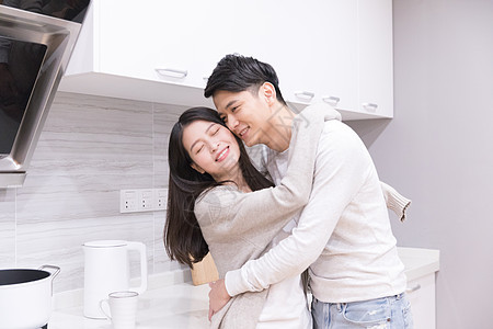 情侣在厨房拥抱互动图片