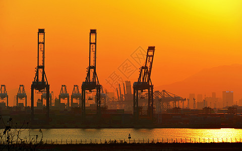 金色码头下的城市工业发展背景图片