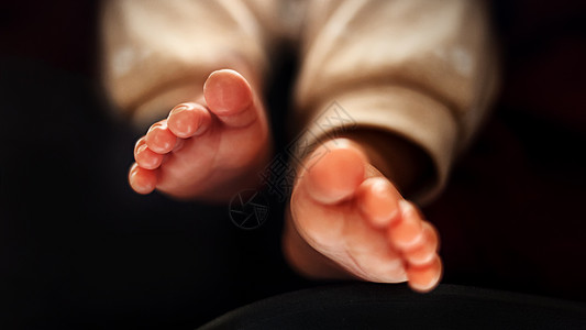 抱着锦鲤男孩婴儿粉嫩光滑的小脚背景