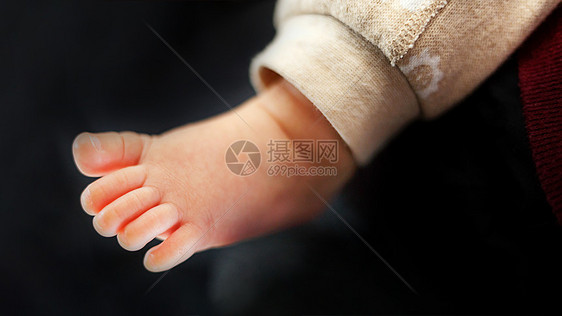 婴儿粉嫩光滑的小脚图片