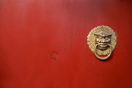 涠洲岛大门古建筑的红色大门铜环背景