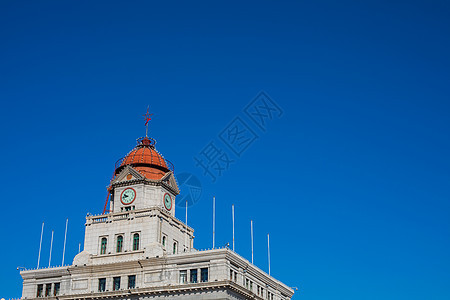 蓝天下的建筑背景图片