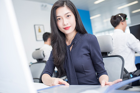 办公室里工作的商务女职员图片素材