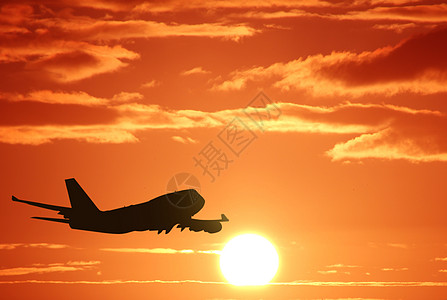 夕阳下的航空运输机剪影图片