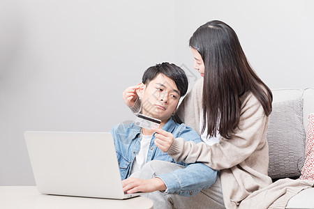 客厅里被女生揪着耳朵的男生图片