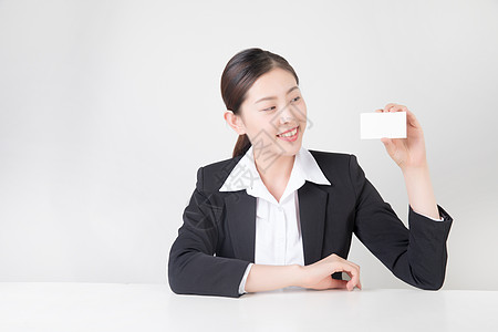 展示名片的商务女性图片