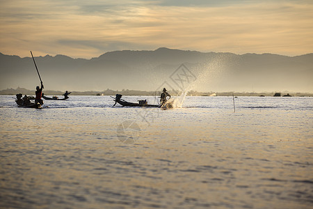 茵莱湖上的捕鱼人图片
