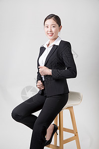 坐凳子上的商务女性背景图片