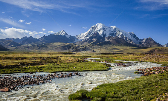西藏高原上蜿蜒的河流与雪山图片