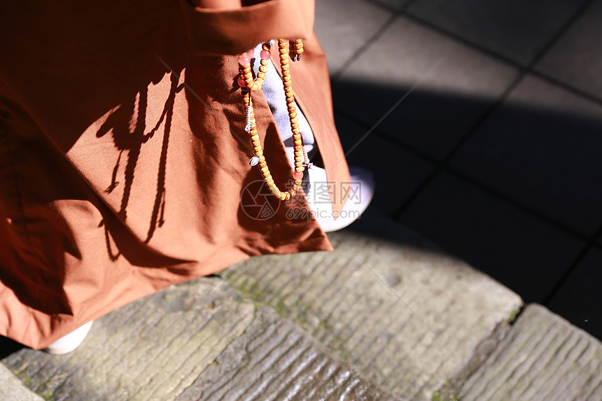 手拿佛珠的僧人