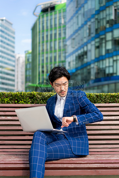 男性商务户外办公图片