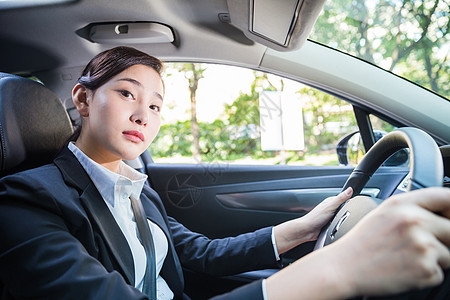 商务女性在驾驶汽车图片