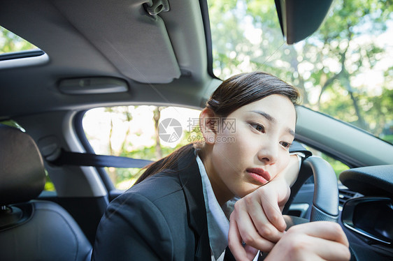 商务女性在停车时休息图片