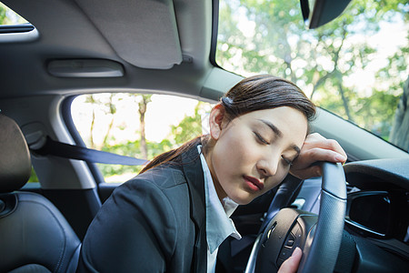 商务女性在停车时休息疲劳驾驶背景