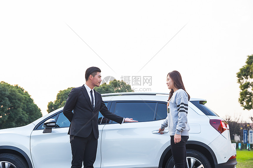 成熟男性专车司机邀请女乘客上车