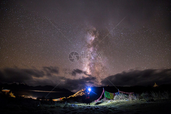 夜晚星空下的人图片