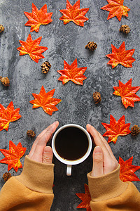 秋冬手捧咖啡温暖枫叶图高清图片