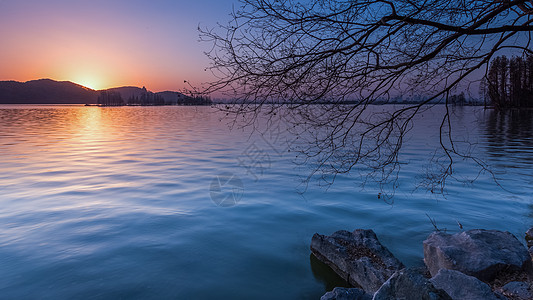 武汉东湖晚霞的湖面背景图片