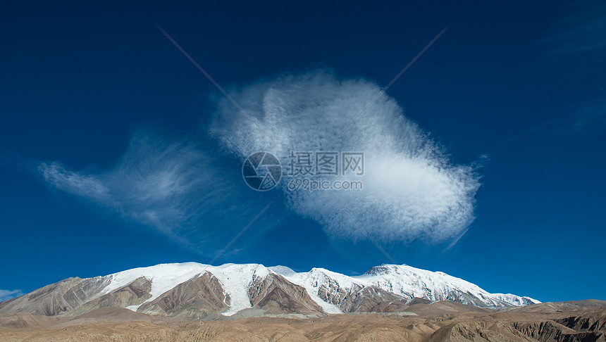 雪山上奇特的云朵图片