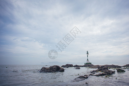 海边灯塔黑白鼓浪屿海边的灯塔背景