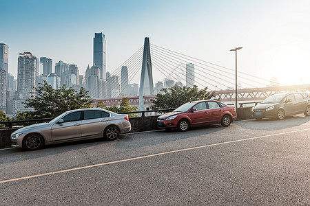 大桥汽车重庆城市街道旁的汽车背景