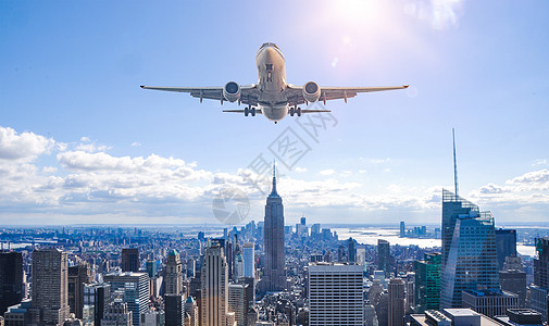 航空物流运输城市上方的飞机设计图片