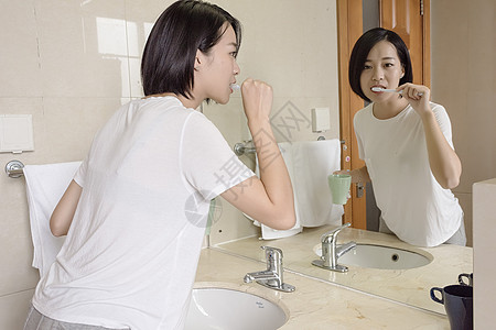 女子在卫生间刷牙图片素材