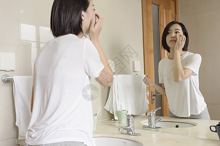 在卫生间挠头图片