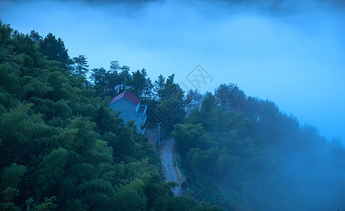 迷雾下宁静的山村图片