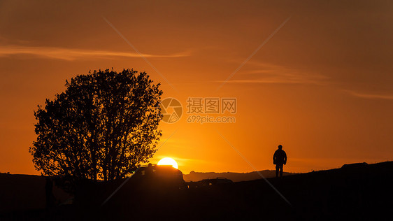 内蒙古坝上草原夕阳下的旅行者图片