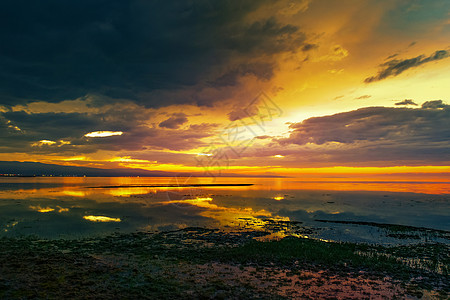 日出 盐湖 天空之镜图片