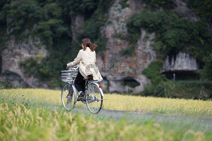 田园里骑自行车的女生图片