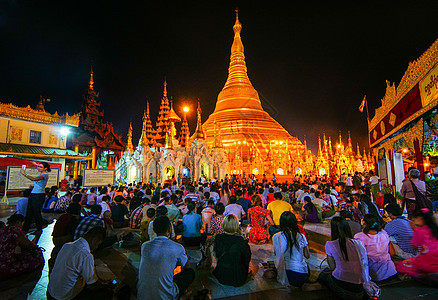 缅甸仰光大金塔朝拜的人群图片