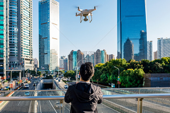 城市中操控无人机图片
