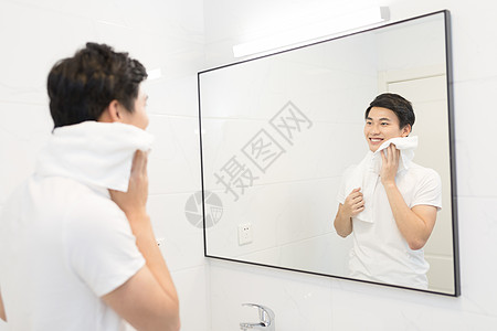 年轻男性洗漱刷牙图片