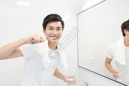 年轻男性洗漱刷牙图片素材
