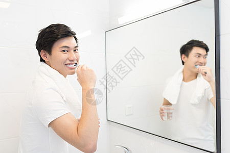 年轻男子年轻男性洗漱刷牙背景