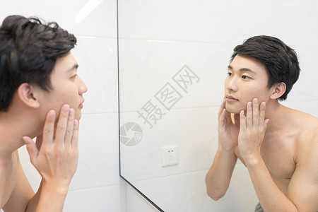 年轻男性照镜子刮胡子图片