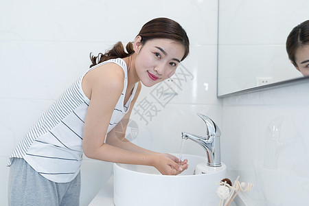 年轻美女早起洗脸图片