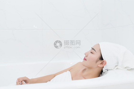 浴缸泡澡放松的年轻女性图片