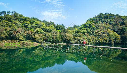 青山绿水大自然木桥水中倒影图片
