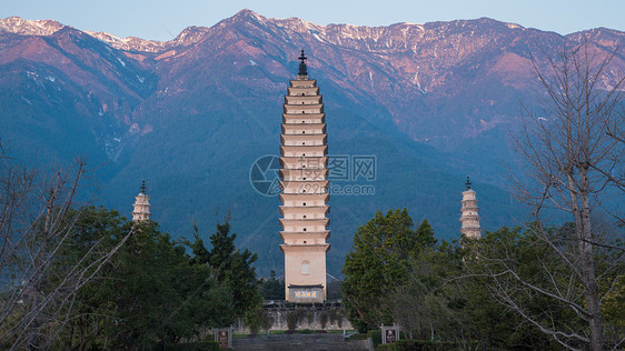 云南大理崇圣寺三塔图片