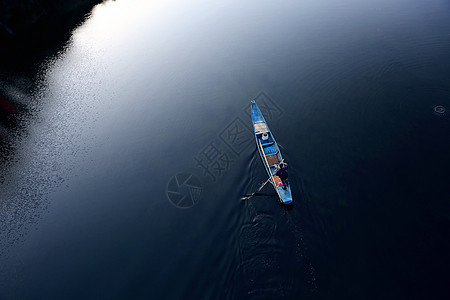 一叶孤舟背景图片