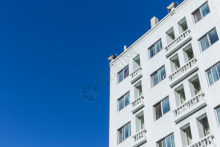 蓝天与居民楼背景