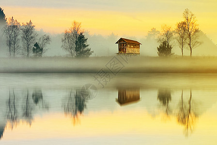 湖边景色清晨乡村充满雾气的湖边倒影背景