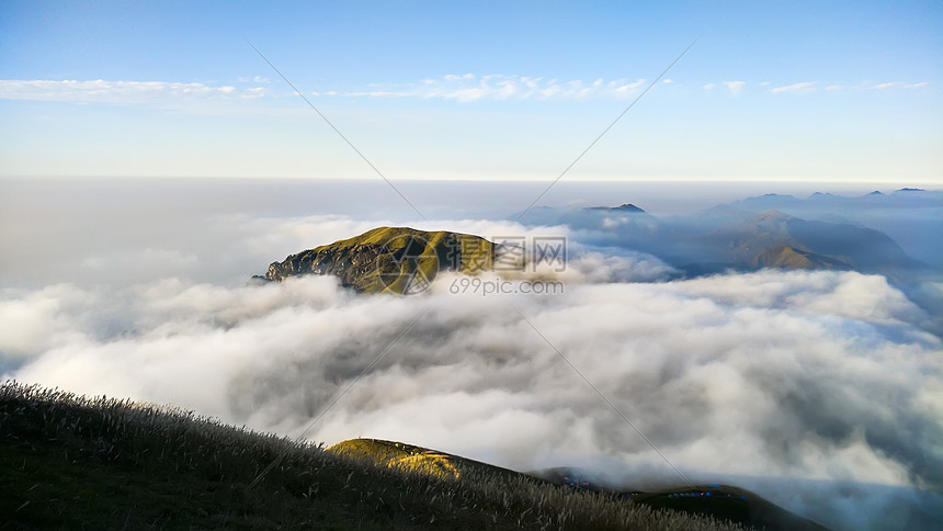 云雾中的大山图片